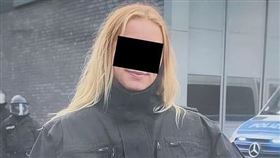 跨性別女警茱蒂，將2名男警帶住處裡「續攤」，等到男警喝醉後，她開始使用陰莖真空吸引器性侵。（圖／翻攝自每日郵報）