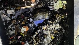 成功國宅火警，起火客廳堆放大量雜物。（圖／翻攝畫面）