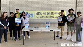 ▲心理老師洪紫峯（右三）到台東關懷盃駐點。（圖／記者張沛嘉攝影）