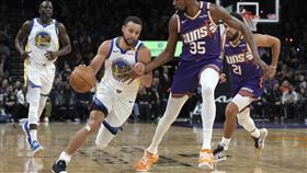 金州勇士此役迎回一哥柯瑞（Stephen Curry），他雖然轟下全隊最高23分，也迎來生涯得分2萬4千分里程碑，但球隊卻不敵鳳凰城太陽，苦吞4連敗。（圖／美聯社／達志影像）