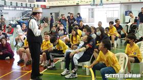 日本魔術爺爺表演給勇敢小超人／記者張雅筑攝