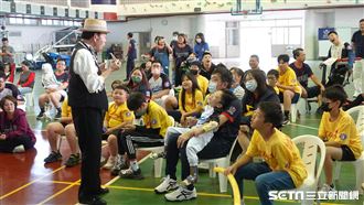 獨／身障兒童打棒球　日本魔術爺爺哽咽了