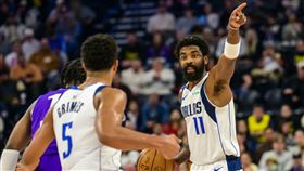 達拉斯獨行俠厄文（著11號球衣者）轟下30分率領球隊收下3連勝。（圖／美聯社／達志影像）