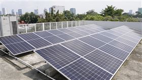 雅加達拉古南8號小學校舍頂樓的太陽能板雅加達拉古南8號小學的校舍頂樓鋪設太陽能板，除了供應自用，也賣給印尼國家電力公司（PLN）以減少電費支出。中央社記者李宗憲雅加達攝  113年7月1日