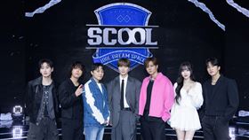 《SCOOL》總決賽導師群，左起銀赫、李洪基、崔容俊、主持人利特、羅志祥、YUYU、婁峻碩。（圖／天空娛樂提供）