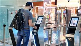 Skytrax公布2024年最佳百大機場評選結果，桃園國際機場排名全球第66名，證照查驗、安檢、行李遞送、乾淨機場躋身全球前10名。
2. 機場公司偕同警政署航空警察局、移民署國境事務大隊、關務署臺北關等CIQS單位，致力打造旅客高效率、智慧化以及親切的通關服務，其中最佳證照查驗獲全球第5。（圖／桃園機場公司提供）