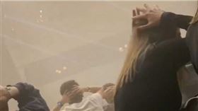 ▲執法人員突襲夜店，拘留了數百名男子並將他們帶到軍事徵兵辦公室。（圖／Ｘ）