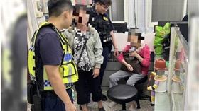 屏東婦人迷路街頭徘徊15小時，警暖心協助送返家。（ 圖／翻攝自CTWANT）