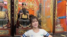 林岱縈朝聖艋舺青山宮與百年神尊超級比一比「冠軍手勢」。（圖／紅心字會提供）