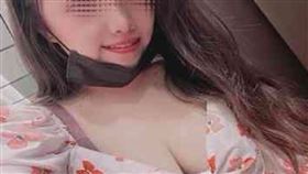 女子露出飽滿酥胸，讓簡男欲罷不能。（圖／警方提供）