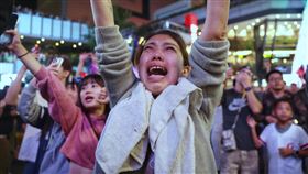 台灣12強奪冠  民眾歡慶（1）台灣隊24日晚間在世界12強棒球賽奪下隊史首冠，台北市信義商圈透過戶外電視牆觀戰的民眾，在台灣隊獲勝瞬間難掩激動情緒，舉起雙手吶喊。中央社記者王飛華攝  113日11月24日