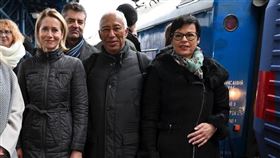 歐盟理事會新任主席柯斯塔（中）和歐盟外交和安全政策高級代表卡拉斯（左）、歐盟東擴政策負責人柯斯（右）1日抵達烏克蘭首都基輔。（圖取自x.com/eucopresident）
