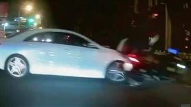 台中謝男駕駛賓士車行經環中東路及中山路四段口時闖紅燈，並撞翻吳女騎乘的雙載機車。（圖／翻攝自社會事新聞影音）