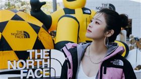 The North Face打造全台首座「極地探索站」，首度展示高達四公尺的巨型喜馬拉雅探險家充氣公仔。（圖／品牌業者提供）