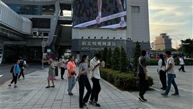 板橋轉運站外牆每晚轉播奧運3小時2024巴黎奧運持續各項賽事，新北市板橋轉運站外大螢幕在奧運期間，每晚6時至9時轉播賽事，雖不一定能配合台灣選手賽事時程，但仍以每天固定轉播時段為選手加油。中央社記者高華謙攝  113年8月5日