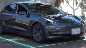 林姓車主指控，他使用特斯拉自動停車功能，車輛卻自撞牆面。（翻攝東森新聞）