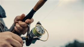 男子疑酒後下水撿釣竿，不幸溺斃。（示意圖／pixabay）