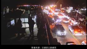 武嶺亭附近假期時常交通打結，被戲稱為「武嶺大夜市」，還有人說這是一場「吸血鬼聚會」。（圖／翻攝臉書社團＠自合歡山系（台14、台8、台7甲）路況氣候雪況星況分享）