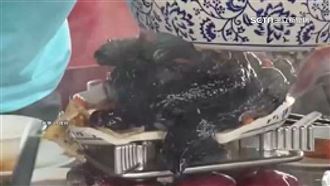 瓷甕雞湯放瓦斯爐加熱　下秒爆開變流水雞