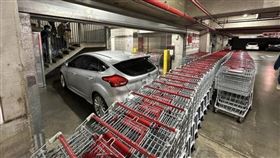 好市多,轎車,堆車,貨梯,新竹（圖／翻攝自爆料公社）