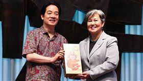 美國智庫東西中心政策座談  賴總統贈禮（1）總統賴清德（左）「繁榮南島．智慧永續」之旅首站過境美國夏威夷，當地時間1日下午出席美國智庫東西中心（EWC）政策座談；圖為賴總統致贈台灣噶瑪蘭威士忌給東西中心院長蘇珊妮（Suzanne Vares-Lum）（右）並合影留念。中央社記者翁睿坤檀香山攝  113年12月2日