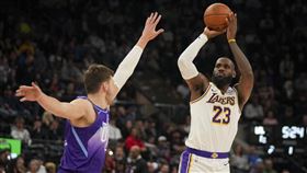 ▲詹姆斯（LeBron James）投進致勝拋投，湖人1分險勝爵士。（圖／美聯社／達志影像）