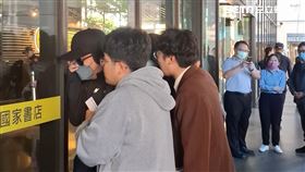 北市警察局爆霸凌風波，反霸凌互吹哨遊行法起人李超群今（2）日在勞動部外召開記者會控訴，當事人也現身。（圖／翻攝畫面）