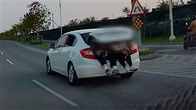 後車廂掀起，裡頭載著2名男子，剩4條腿外露，畫面驚悚。（圖／翻攝自WoWtchout）

