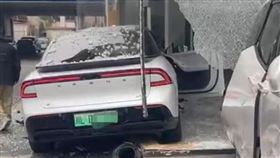 有名女子試駕車輛時，誤把油門當成煞車，一路撞進汽車展示中心的閘門和玻璃幕牆，甚至多輛汽車遭不同程度的損毀。（圖／翻攝自中華新聞網）