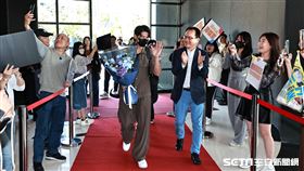 ▲12強台灣隊長陳傑憲來三立電視台錄製《話時代人物》，員工在大廳熱情迎接。（圖／記者劉彥池攝影）