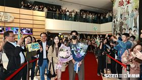 ▲12強台灣隊長陳傑憲來三立電視台錄製《話時代人物》，員工在大廳熱情迎接。（圖／記者劉彥池攝影）