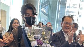 鄭弘儀（右）迎接陳傑憲（圖／記者鍾智凱攝）