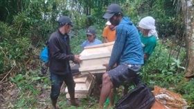 中毒身亡的居民被以木板方式埋葬。（圖／翻攝自philstar.com）