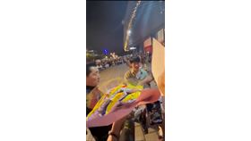  丁海寅再訪台！寵粉不停　驚喜現身科學麵花束應援（業配勿用）