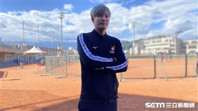 ▲味全龍投手王維中，到關懷盃關看小球員比賽。（圖／記者張沛嘉攝影）