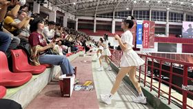 安芝儇親姐姐（左）12月1日現身台鋼獵鷹主場，探班努力應援的妹妹安芝儇（右）。（圖／2S娛樂公司提供）