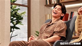 ▲12強台灣隊長陳傑憲和妻子接受三立電視《話時代人物》專訪。（圖／記者劉彥池攝影）