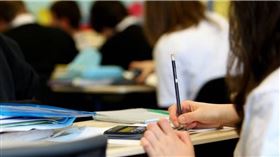 英國一名21歲女大生福克斯因為學校發錯信件，讓她以為自己成績不及格無法升學，絕望的她選擇輕生。（示意圖／Pixabay）