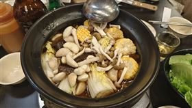 ▲羊肉爐 天冷吃鍋 火鍋 雞佛 煮雞佛 麻油麵線 朋友聚會 乾杯 羊肉片 雞佛（圖／記者許雅惠攝影）