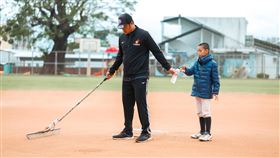 ▲林智勝今年卸任原棒協理事長，仍全程參與關懷盃與小球員互動。（圖／原棒協提供）