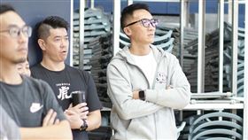 富邦勇士總教練許晉哲（右一）以家長身分來看球。（圖／U19籃球聯盟提供）
