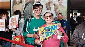 ▲12強台灣隊長陳傑憲來三立電視台錄製《話時代人物》，八點檔《願望》。演員陳冠霖帶媽媽來追星。（圖／記者劉彥池攝影）