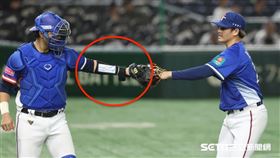 ▲世界12強棒球錦標賽複賽，台灣隊第5任投手張奕和捕手林家正擊掌。（圖／特派記者劉彥池攝影）