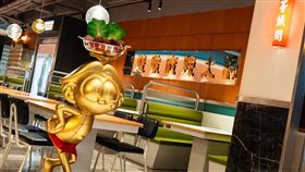 十八銅人化身超級服務員！最滑稽的造型POSE引領台式文化新文潮。（圖／品牌業者提供）