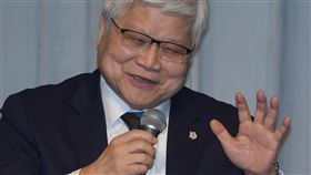 台積電與封測廠合作拚先進封裝台積電18日下午舉行實體法人說明會，董事長魏哲家表示，人工智慧AI晶片帶動CoWoS先進封裝需求持續強勁，預估2024年和2025年CoWoS產能均將超過倍增，期盼2025年供給吃緊緩解，2026年供需平衡，台積電持續與半導體後段封測廠合作先進封裝。中央社記者徐肇昌攝  113年7月18日