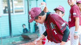 ▲關懷盃青少棒組高雄市七賢國中奪冠，先發投手楊承恩完投勝，隊友潑水慶祝。（圖／原棒協提供）