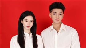 黃子韜和徐藝洋領證結婚。（圖／翻攝自微博）