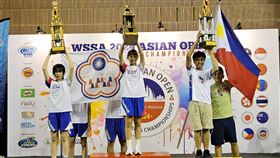 競技疊杯亞洲盃錦標賽  莎瑪巴紹奪10金「2024競技疊杯亞洲盃錦標賽」在馬來西亞舉行，桃園市慈文國中年僅13歲的賽德克族女孩莎瑪巴紹（中），拿下All around個人三加總不分男女冠軍盃，個人最終包辦10金成為最大贏家。（中華競技疊杯運動推廣協會提供）中央社記者黎建忠傳真  113年12月2日