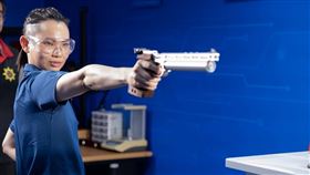 台灣羽球一姐戴資穎化身1日鑑識人員，開箱南部第1個空氣槍實驗室。（圖／高雄市政府警察局）