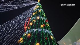 高雄中央公園耶誕樹飄雪 遊客赫見